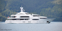 I Hardangerfjorden passerte vi den 194, 88 fot lange yachten Vive la Vie.